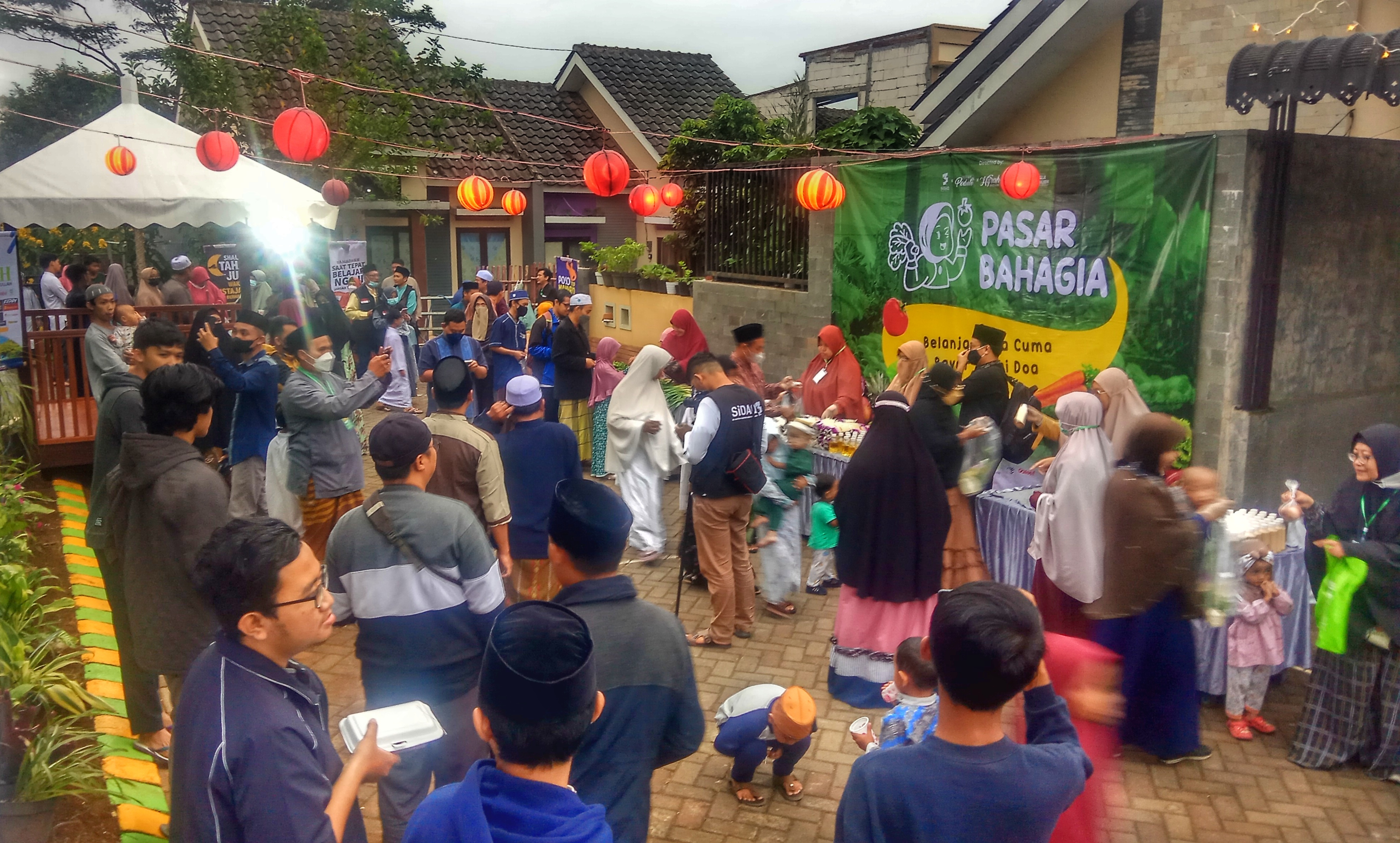 Sambut Ramadhan, Mushola Al Muhajirin Gadingkulon Dau Malang Gelar Pasar Bahagia